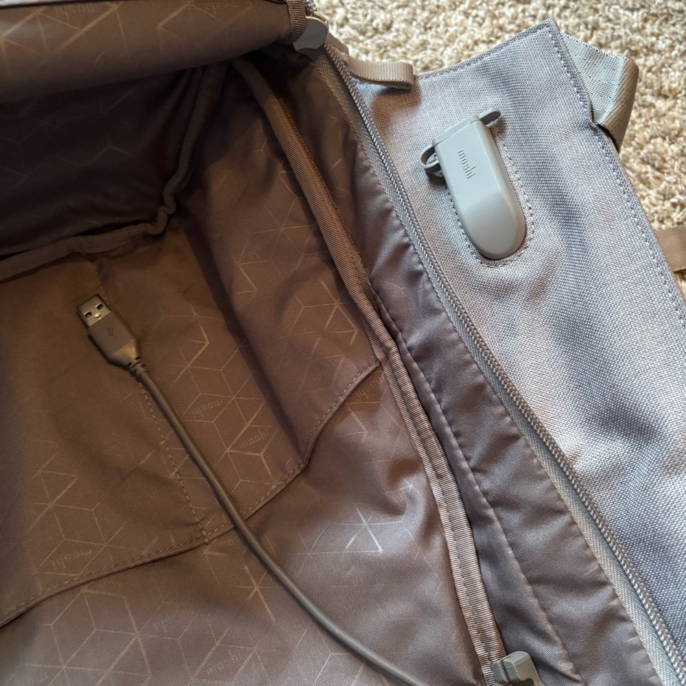 Moshi tego anti-theft backpack - Picture 7 of 10
